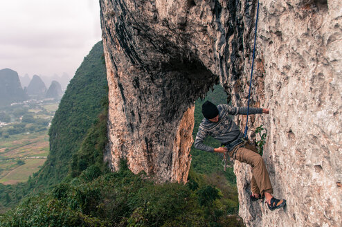 Sportklettern auf Kalkstein am Mondberg, Yangshuo, Guangxi, China - CUF46305