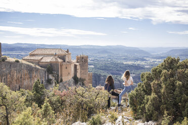 Spanien, Alquezar, Rückansicht von zwei jungen Frauen auf einer Wanderung mit Blick auf die Aussicht - AFVF01776