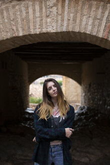 Porträt einer jungen Frau vor einem Tunnel - AFVF01782