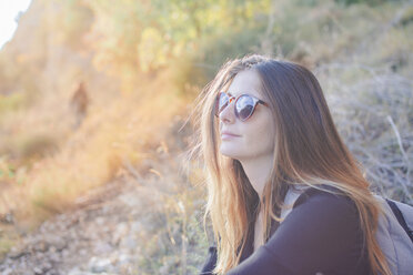 Junge Frau auf einer Wanderung mit Sonnenbrille - AFVF01786