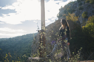 Spanien, Alquezar, junge Frau auf Wanderschaft mit Blick auf die Aussicht - AFVF01787