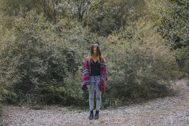 Spanien, Alquezar, junge Frau mit Decke in abgelegener Landschaft - AFVF01794