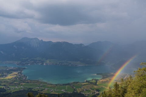 Österreich, Salzkammergut, Mondsee, Landschaftsbild mit Regenbogen, lizenzfreies Stockfoto