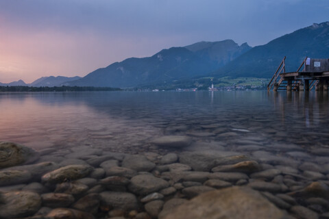 Österreich, Salzkammergut, Mondsee bei Sonnenuntergang, lizenzfreies Stockfoto