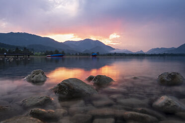 Österreich, Salzkammergut, Mondsee bei Sonnenuntergang - HAMF00427