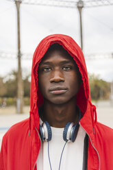 Porträt eines jungen schwarzen Mannes mit rotem Kapuzenpulli - AFVF01805