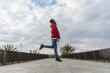 Junger schwarzer Mann, der im Freien steht und vor Freude springt - AFVF01819