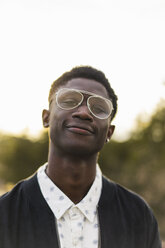 Porträt eines jungen schwarzen Mannes, der eine Brille trägt - AFVF01828