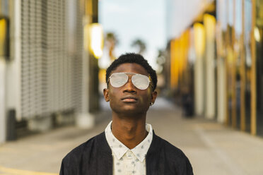 Porträt eines jungen schwarzen Mannes, der eine Brille trägt - AFVF01834