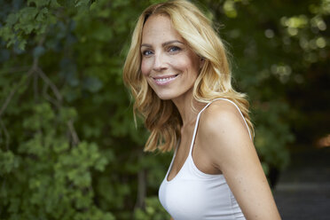 Portrait of smiling blond woman outdoors - PNEF01029