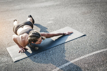 Woman during workout - HMEF00034