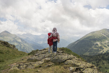 Andorra, Ordino, junges Mädchen und ihr Bruder, Arm in Arm, stehen auf einem Aussichtspunkt in den Bergen - XCF00170