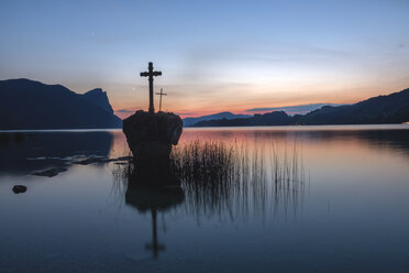 Österreich, Salzkammergut, Kreuzstein im Mondsee bei Sonnenuntergang - HAMF00448