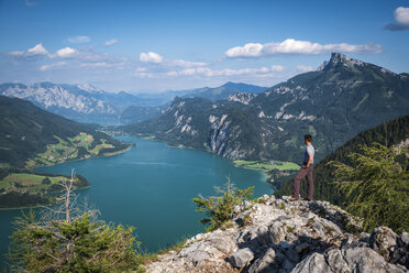 Österreich, Bundesland Salzburg, Mondsee und Schafberg, Wanderer auf Aussichtspunkt - HAMF00451