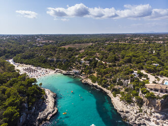 Spanien, Balearische Inseln, Mallorca, Luftaufnahme von Cala Llombards - AMF06029