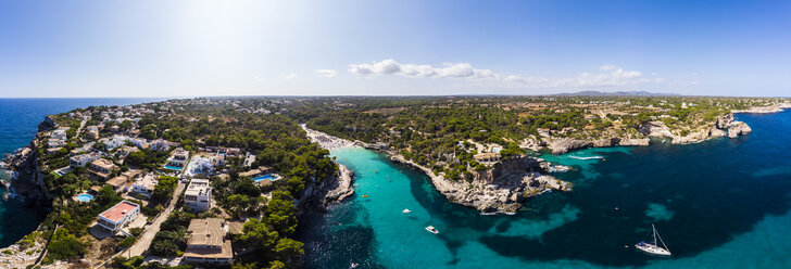 Spanien, Balearische Inseln, Mallorca, Luftaufnahme von Cala Llombards - AMF06030