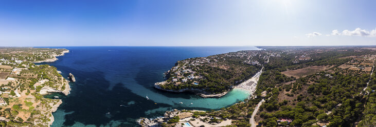 Spanien, Balearische Inseln, Mallorca, Luftaufnahme von Cala Llombards - AMF06031