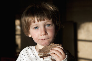 Portrait süßes Mädchen isst Sandwich - FSIF03302
