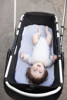 Portrait süßes Baby im Kinderwagen - FSIF03313