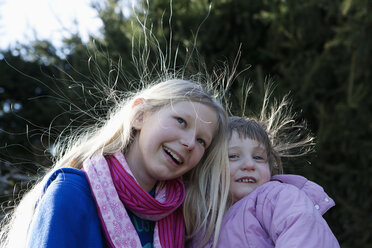 Playful girls with static hair - FSIF03337