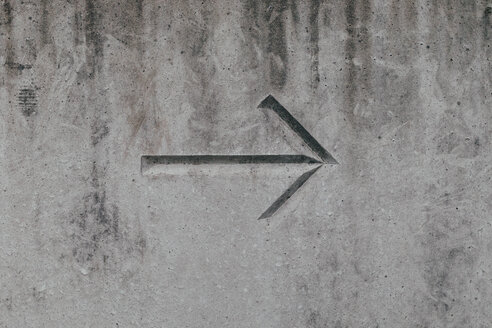 Arrow on concrete wall - FSIF03396