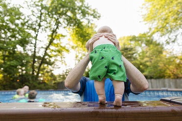 Vater nimmt Sohn ohne Hemd mit ins Schwimmbad - CAVF49106