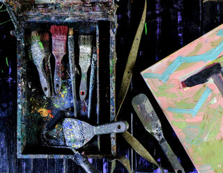 Draufsicht auf unordentliches Malerzubehör in einem schmutzigen Behälter auf dem Tisch - CAVF49111