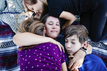Hohe Winkel Ansicht der Mutter mit Kindern schlafen auf Bett zu Hause - CAVF49168