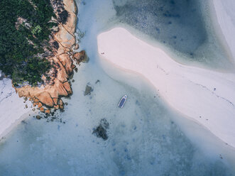 Luftaufnahme der Insel vom Meer aus - CAVF49201