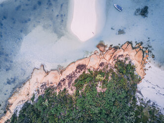 Luftaufnahme der Insel vom Meer aus - CAVF49202