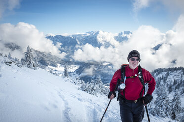 Österreich, Salzburger Land, Dürnbachhorn, Heutal, Wanderer im Winter - HAMF00454