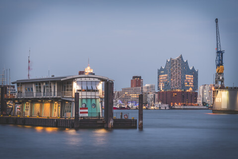 Deutschland, Hamburg, Blick über die Elbe zur Elbphilharmonie am Abend, lizenzfreies Stockfoto