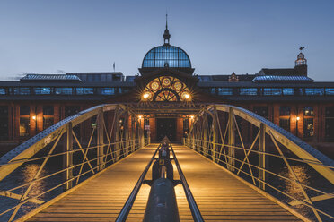 Deutschland, Hamburg, Altona, Fischmarkthalle zur blauen Stunde - KEBF00948