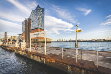 Deutschland, Hamburg, Hafencity, Liegeplatz Sandtorhoeft, Blick auf Elbphilharmonie - KEBF00950