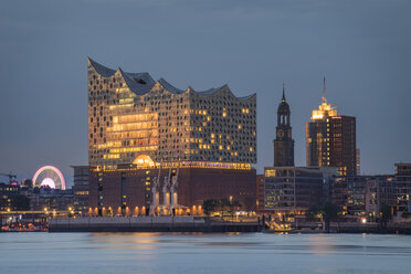 Germany, Hamburg, Elbe Philharmonic Hall, St. Michaelis Church at blue hour - KEBF00955