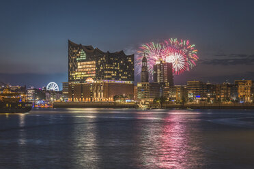 Deutschland, Hamburg, Elbphilharmonie, St. Michaelis Kirche, Feuerwerk bei Nacht - KEBF00956