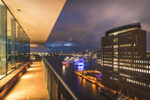 Deutschland, Hamburg, Blick von der Plaza-Aussichtsplattform der Elbphilharmonie auf den Hamburger Hafen am Abend - KEBF00961