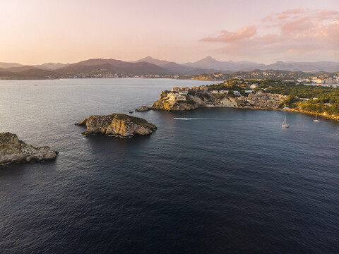 Spanien, Mallorca, Region Calvia, Luftaufnahme von Isla Malgrats und Santa Ponca in der Abenddämmerung, lizenzfreies Stockfoto