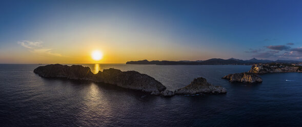 Spanien, Mallorca, Region Calvia, Luftaufnahme von Isla Malgrats und Santa Ponca bei Sonnenuntergang - AMF06043