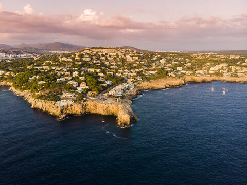 Spanien, Mallorca, Region Calvia, Luftaufnahme von Isla Malgrats und Santa Ponca in der Abenddämmerung, lizenzfreies Stockfoto