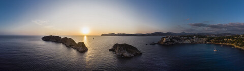 Spanien, Mallorca, Region Calvia, Luftaufnahme von Isla Malgrats und Santa Ponca bei Sonnenuntergang, lizenzfreies Stockfoto