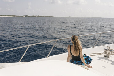 Rückansicht einer Frau, die auf das Meer schaut, während sie in einer Yacht gegen den Himmel an einem sonnigen Tag reist - CAVF49384