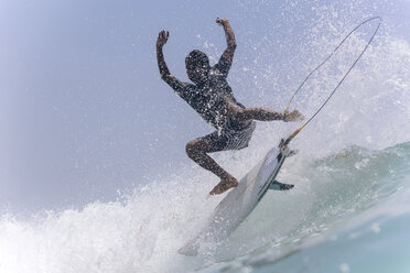 Mann in voller Länge beim Surfen im Meer gegen den Himmel - CAVF49567