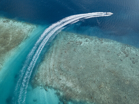 Luftaufnahme eines Bootes auf dem Meer auf den Malediven an einem sonnigen Tag, lizenzfreies Stockfoto
