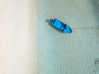 Hohe Winkel Ansicht des Bootes vertäut auf dem Meer auf den Malediven - CAVF49578