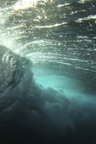 Wellen brechen unter Wasser im Meer auf den Malediven, lizenzfreies Stockfoto