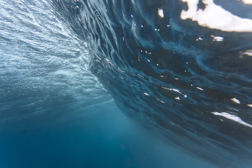 Niedriger Blickwinkel auf brechende Wellen im Meer auf den Malediven - CAVF49584