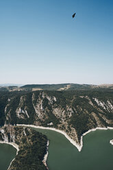 Malerischer Blick auf den See und die Berge bei klarem blauem Himmel an einem sonnigen Tag - CAVF49606