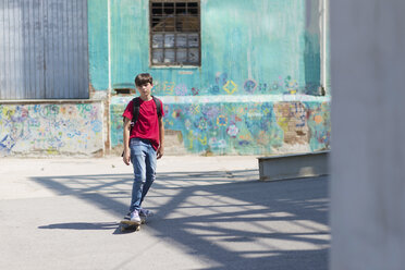 In voller Länge der Student Skateboarding auf der Straße in der Stadt während des sonnigen Tages - CAVF49629