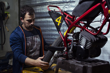 Mechaniker repariert Motorrad in der Werkstatt - CAVF49632